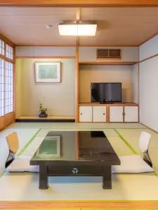 從配備金泉景觀浴缸的「客房」，到風格各異的和室及和洋室，我們提供多樣化的住宿選擇，以滿足您的各種住宿需求：客房。